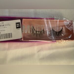 Glamnetic “VACAY” magnetic lashes - NWT comes in plastic